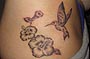 Tattoo Kolibri mit Hibiskusblüte